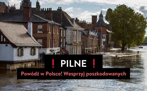 Zdjęcie zalanego miasta. Na nim napis. Powódź w Polsce! Wesprzyj poszkodowanych