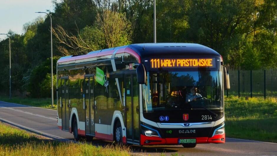 Autobus na drodze, na wyświetlaczu nad przednią szybą ma nr 111 Wały Piastowskie