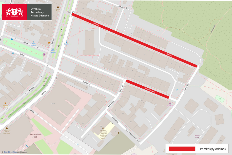 Na przesłanej mapie widoczny jest plan zamknięcia odcinków ulic w Gdańsku, przygotowany przez Dyrekcję Rozbudowy Miasta Gdańska. Mapa przedstawia obszar, na którym wyraźnie zaznaczono czerwonym kolorem zamknięte fragmenty ulic