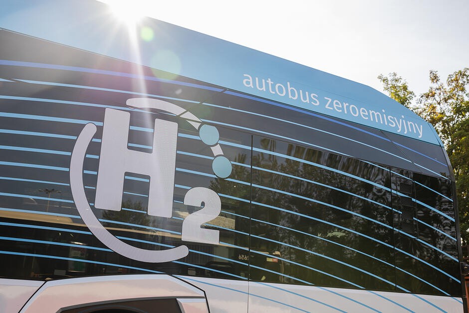 Fragment autobusu, na którym widnieje symbol H2