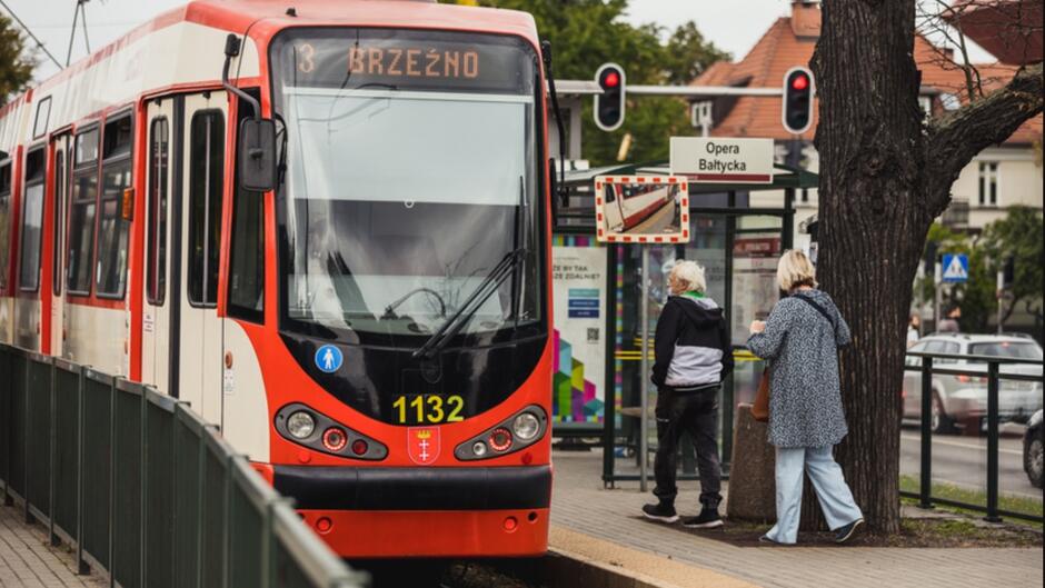 Tramwaj na przystanku. Wsiadają ludzie