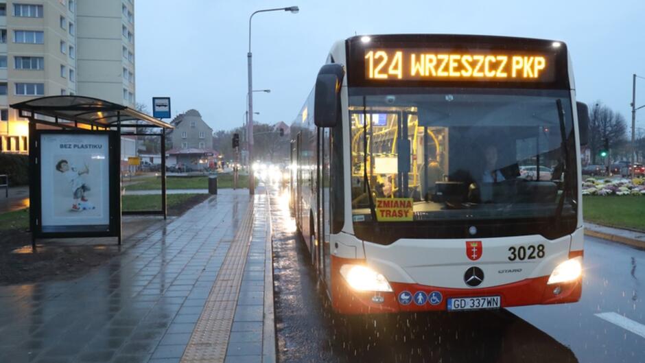 Ciemnawo: autobus 124 odjeżdża z przystanku