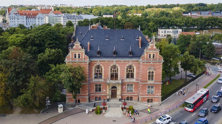 na zdjęciu zabytkowy ceglany budynek ratusza, zdjęcie z drona