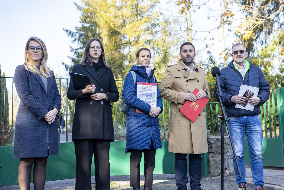 na zdjęciu w jednym rzędzie stoi pięć osób, trzy kobiety i dwóch mężczyzn, wszyscy w jesiennych strojach