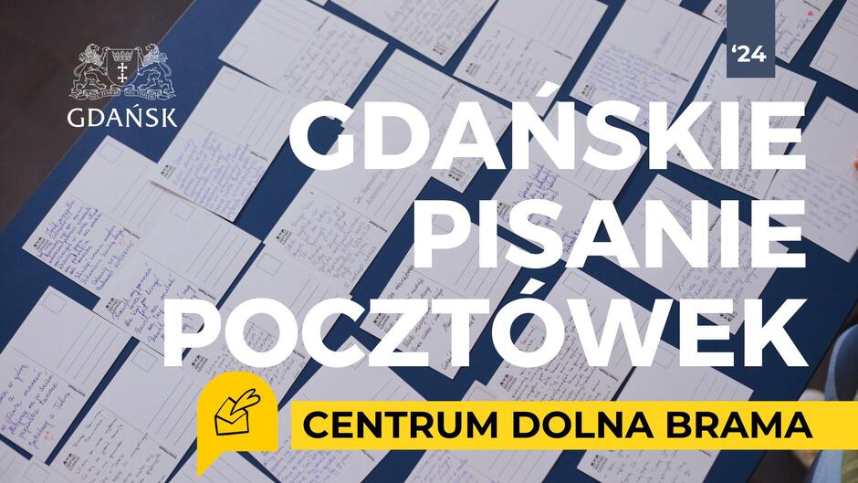 Banner promujący spotkanie. W tle kilkanaście zapisanych pocztówek na granatowym tle. Na tym tle napis Gdańskie Pisanie Pocztówek. U dołu na żółtym tle napis Centrum Dolna Brama. W lewym gornym rogu ligo Miasta Gdańska