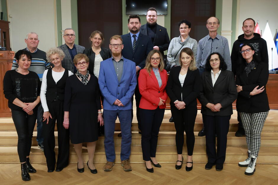 na zdjęciu stoi ponad dwadzieścia osób, w dwóch rzędach, pozują do zdjęcia