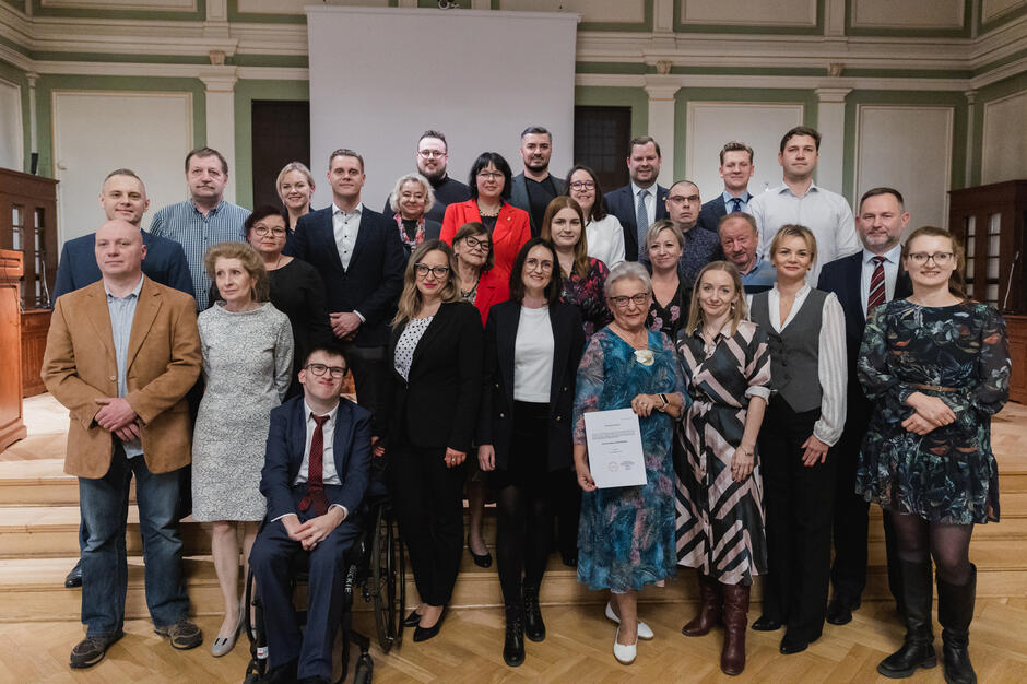 na zdjęciu ponad trzydzieści osób, pozują do zdjęcia, stoją w trzech rzędach