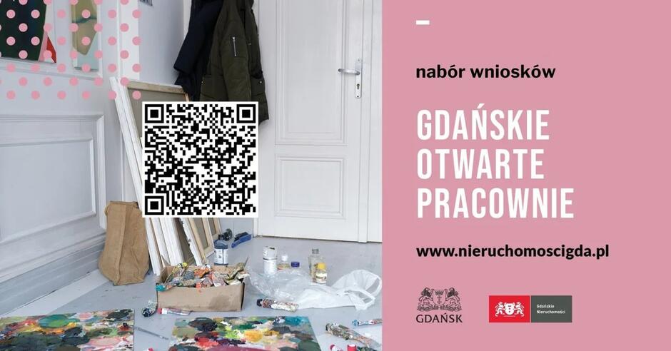 To zdjęcie przedstawia plakat promujący projekt Gdańskie Otwarte Pracownie  z naborem wniosków, na którym widnieje kod QR, link do strony internetowej oraz logo Gdańska i Gdańskich Nieruchomości. Po lewej stronie plakatu znajduje się zdjęcie fragmentu artystycznej pracowni z farbami, płótnami i pędzlami rozrzuconymi na podłodze, a po prawej stronie widnieje różowe tło z informacjami o projekcie