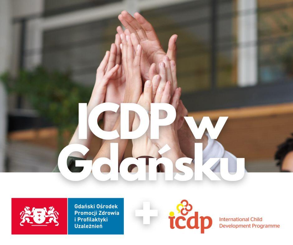 Na zdjęciu znajduje się grafika promująca program ICDP (International Child Development Programme) w Gdańsku. W górnej części widzimy dłonie kilku osób złożone razem w geście współpracy, a poniżej umieszczono logotypy Gdańskiego Ośrodka Promocji Zdrowia i Profilaktyki Uzależnień oraz ICDP