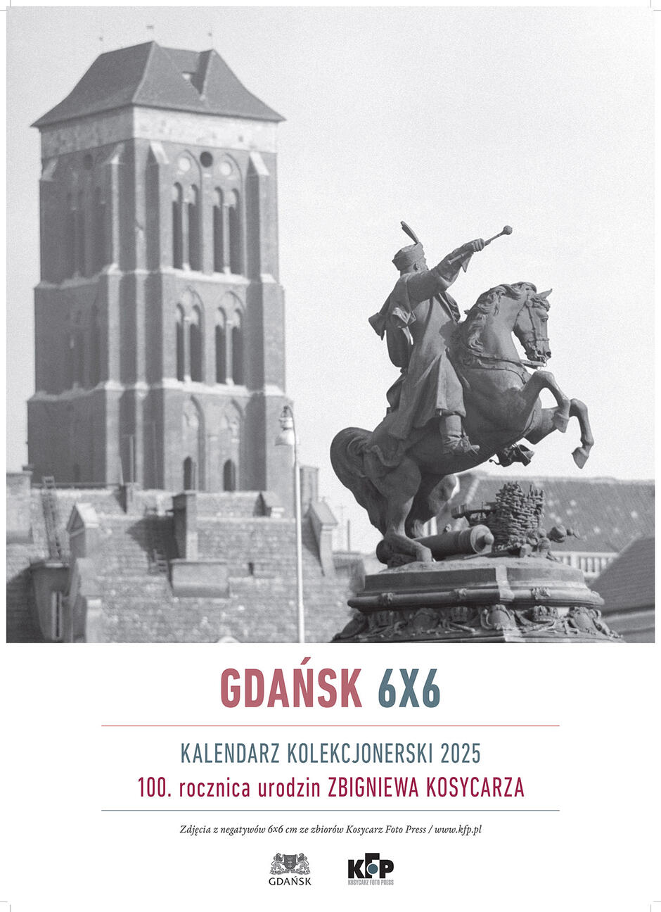 kartka z kalendarza na 2025 roku, czarno białe zdjęcie Gdańska, na zdjęciu mężczyzna na koniu z buławą - pomnik, w tle wieża 