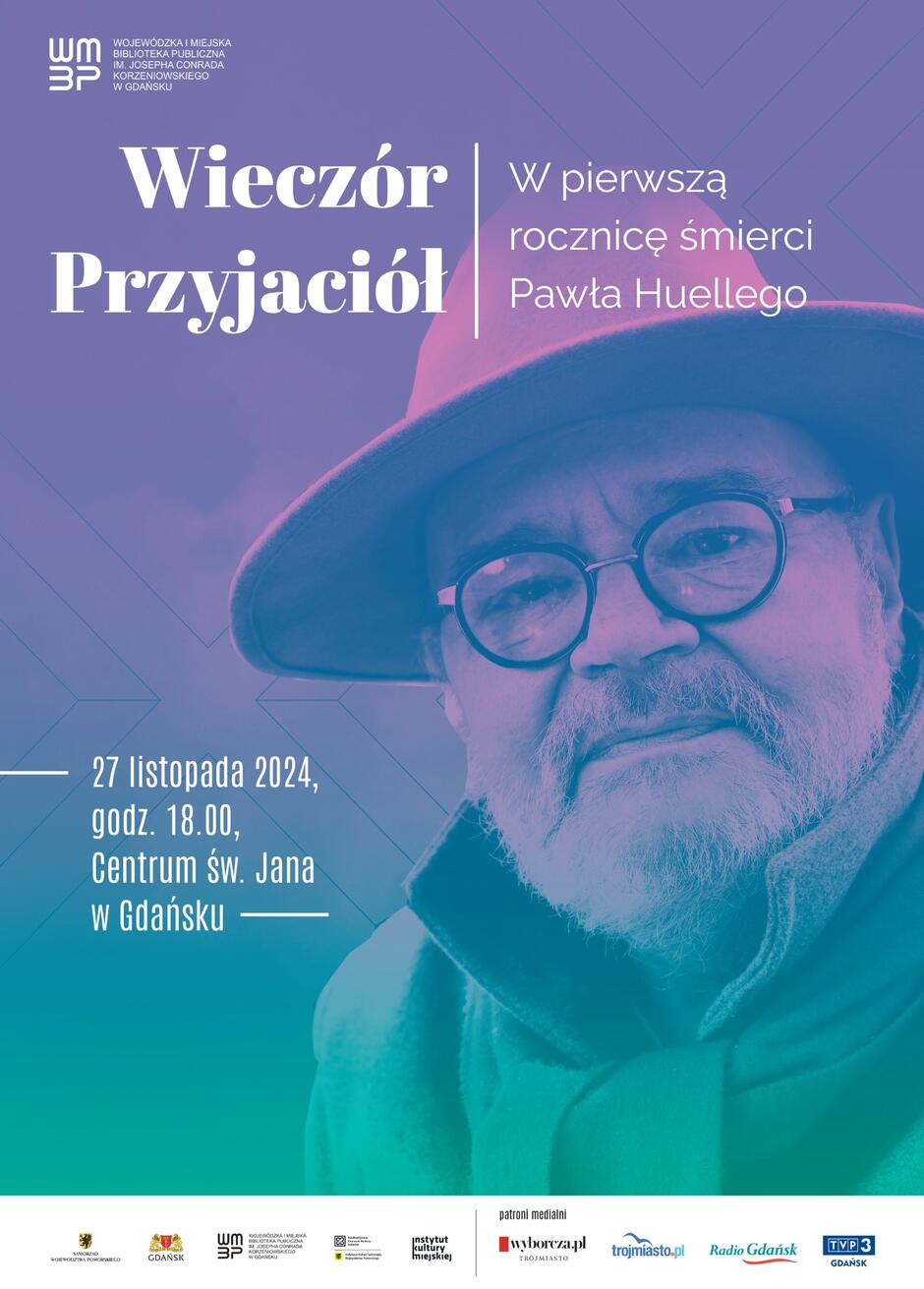 To plakat promujący Wieczór Przyjaciół  organizowany 27 listopada 2024 roku o godzinie 18:00 w Centrum św. Jana w Gdańsku, z okazji pierwszej rocznicy śmierci Pawła Huelle. Widoczna jest twarz mężczyzny w kapeluszu i okularach, a tło ma gradientowe odcienie fioletu i zieleni, z informacjami o organizatorach i patronach medialnych na dole