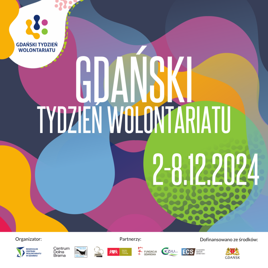 Grafika promuje Gdański Tydzień Wolontariatu, który odbędzie się w dniach 2–8 grudnia 2024 roku. W centralnej części widnieje nazwa wydarzenia oraz data, zapisane na tle wielobarwnych, przenikających się kształtów w odcieniach różu, niebieskiego, zieleni, pomarańczu i żółci, co nadaje grafice nowoczesny i dynamiczny charakter. W lewym górnym rogu znajduje się logo Gdańskiego Tygodnia Wolontariatu. Na dole widoczne są logotypy organizatora – Regionalnego Centrum Wolontariatu w Gdańsku – oraz partnerów i podmiotów wspierających, takich jak Centrum Dolna Brama, Europejskie Centrum Solidarności (ECS) czy Fundacja Gdańska. Dodatkowo podkreślono, że wydarzenie jest dofinansowane ze środków miasta Gdańska. Całość wyraża ideę współpracy i zaangażowania w działalność społeczną.