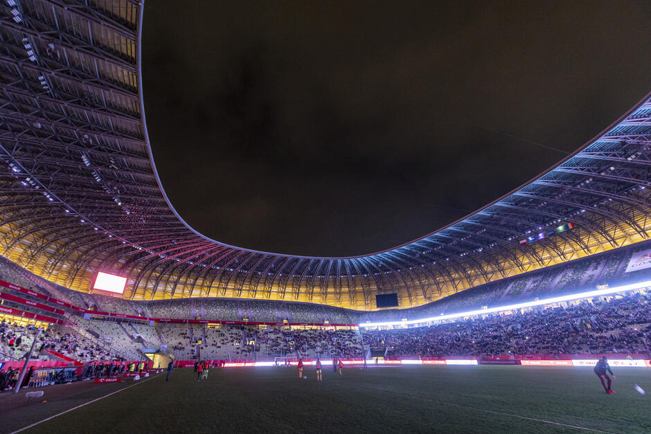 stadion nocą 