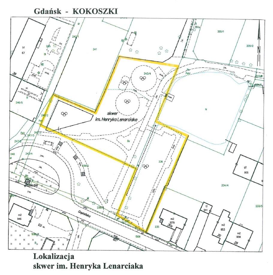 Zdjęcie przedstawia mapę fragmentu dzielnicy Kokoszki w Gdańsku z oznaczonym skwerem imienia Henryka Lenarciaka. Skwer, obrysowany żółtą linią, znajduje się w centralnej części mapy w sąsiedztwie ulicy Goplańskiej, otoczony budynkami i terenami zielonymi.