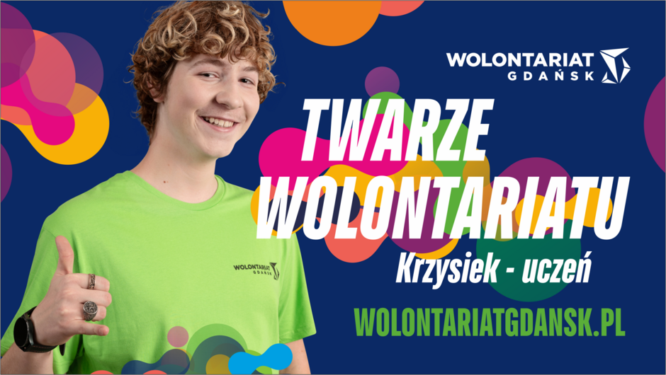 Na zdjęciu widzimy młodego chłopaka w zielonej koszulce z logo Wolontariat Gdańsk , który uśmiecha się i pokazuje gest aprobaty. W tle znajduje się kolorowa grafika z hasłem  Twarze Wolontariatu  oraz informacją, że przedstawiony to Krzysiek, uczeń, a na dole umieszczono adres strony internetowej wolontariatgdansk.pl.