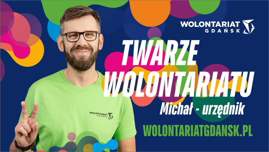 Na zdjęciu znajduje się mężczyzna w zielonej koszulce z logo Wolontariat Gdańsk , uśmiechający się i pokazujący gest  V  palcami. W tle widoczna jest kolorowa grafika z napisem  Twarze Wolontariatu  oraz informacja, że przedstawiony to Michał, urzędnik, wraz z adresem strony internetowej wolontariatgdansk.pl.