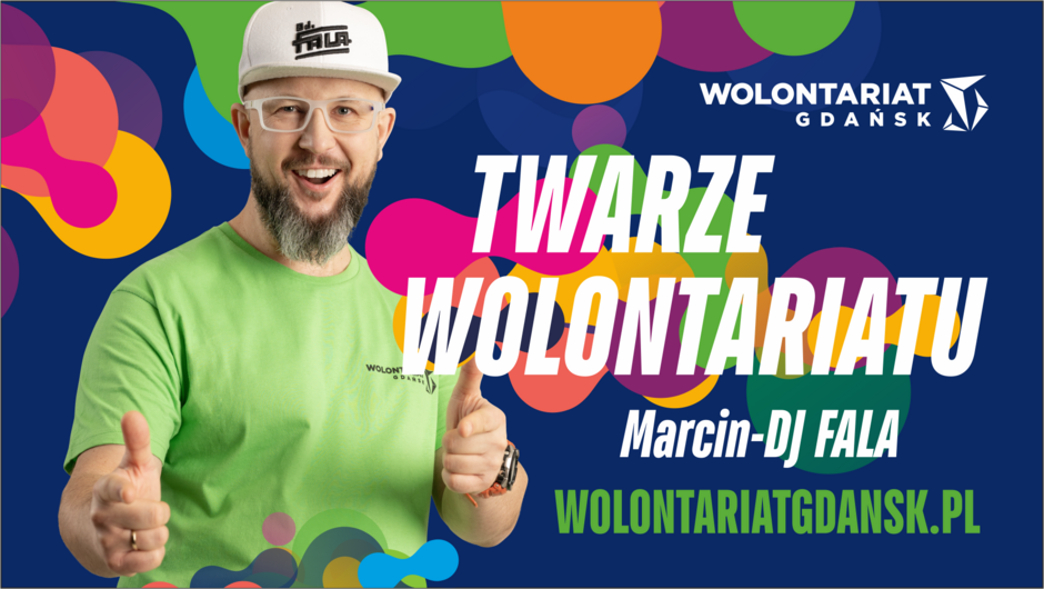 Na zdjęciu widzimy mężczyznę w zielonej koszulce z logo Wolontariat Gdańsk , białej czapce z napisem  DJ Fala  oraz w okularach, który uśmiecha się i pokazuje gesty  kciuki w górę . W tle znajduje się kolorowa grafika z hasłem  Twarze Wolontariatu  oraz informacją, że przedstawiony to Marcin - DJ Fala, a na dole podany jest adres strony internetowej wolontariatgdansk.pl.