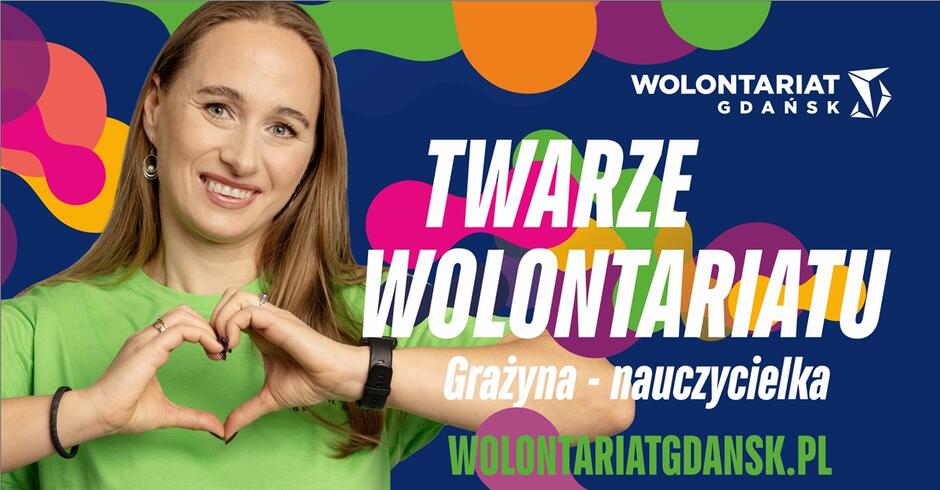 Na zdjęciu widzimy kobietę w zielonej koszulce z logo Wolontariat Gdańsk , która uśmiecha się i układa dłonie w kształt serca. W tle znajduje się kolorowa grafika z napisem  Twarze Wolontariatu  oraz informacją, że przedstawiona to Grażyna - nauczycielka, a poniżej podany jest adres strony internetowej wolontariatgdansk.pl.