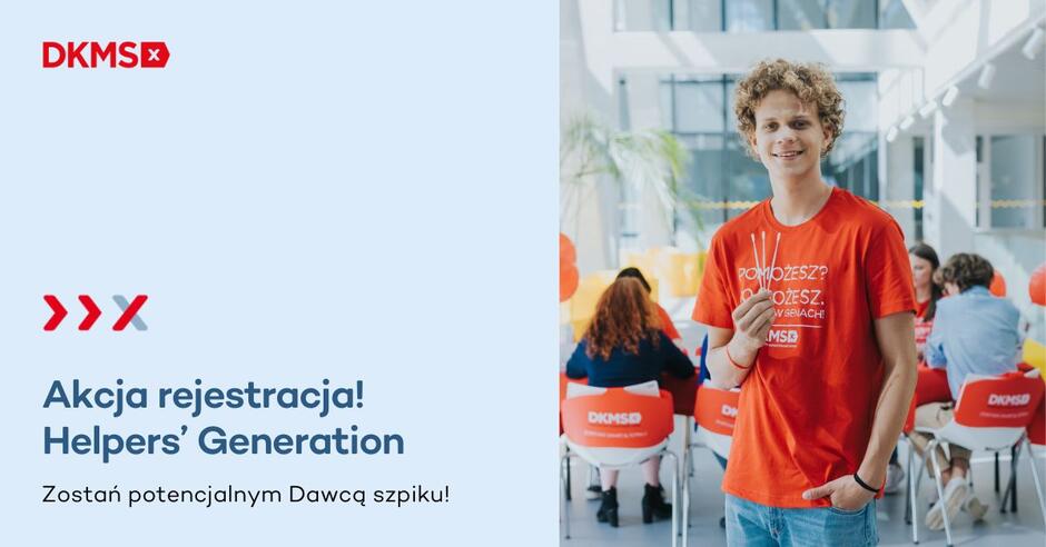 Grafika przedstawia akcję promującą rejestrację potencjalnych dawców szpiku organizowaną przez fundację DKMS w ramach inicjatywy Helpers' Generation. Na zdjęciu widzimy młodego mężczyznę w czerwonej koszulce z logo DKMS, trzymającego pałeczki do pobierania wymazu, na tle osób rejestrujących się przy stolikach.