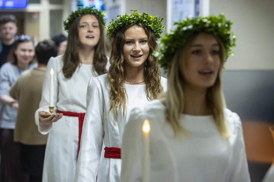 orszak śpiewających dziewcząt 