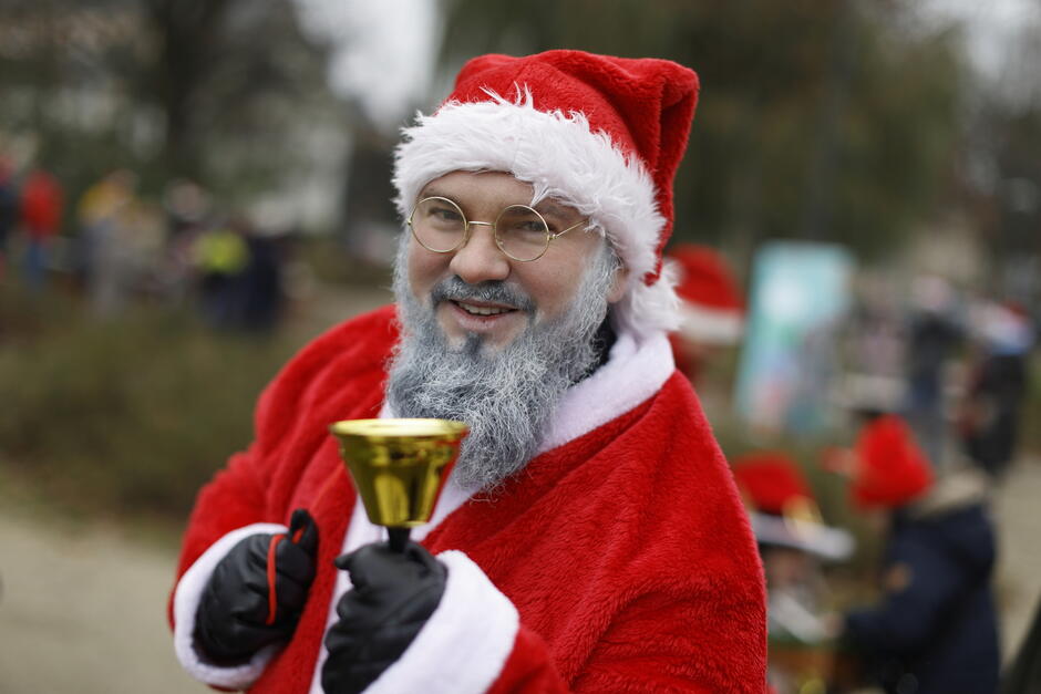 mężczyzna w stroju świętego Mikołaja