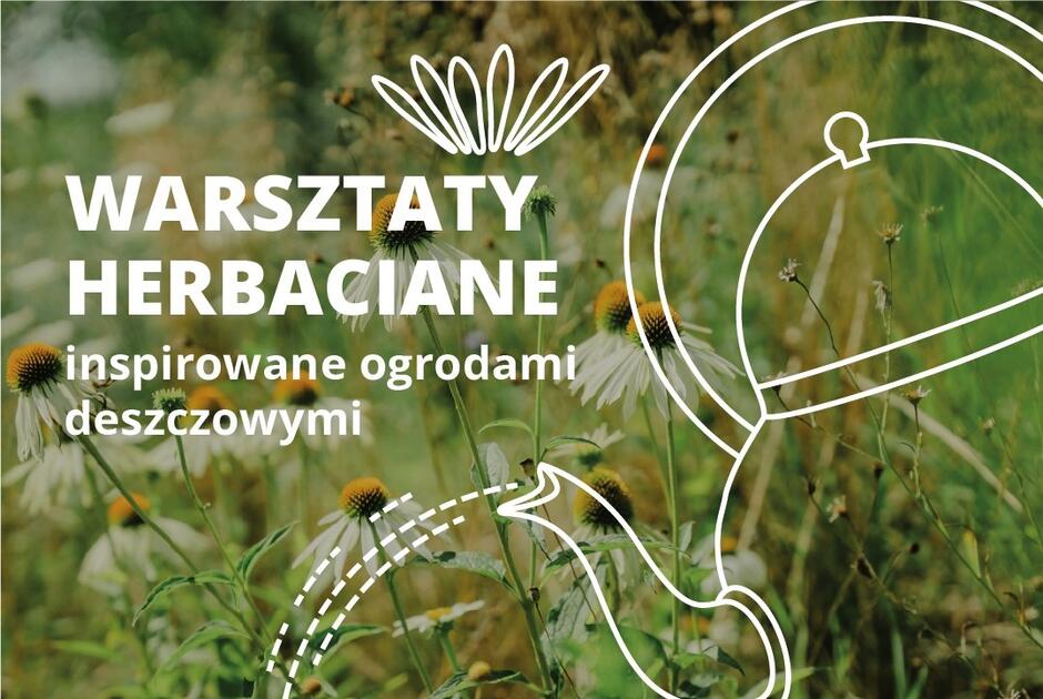 Grafika promuje warsztaty herbaciane inspirowane ogrodami deszczowymi, z motywem delikatnych kwiatów w tle. Na pierwszym planie widnieje napis podkreślający tematykę warsztatów, wzbogacony ilustracją czajnika