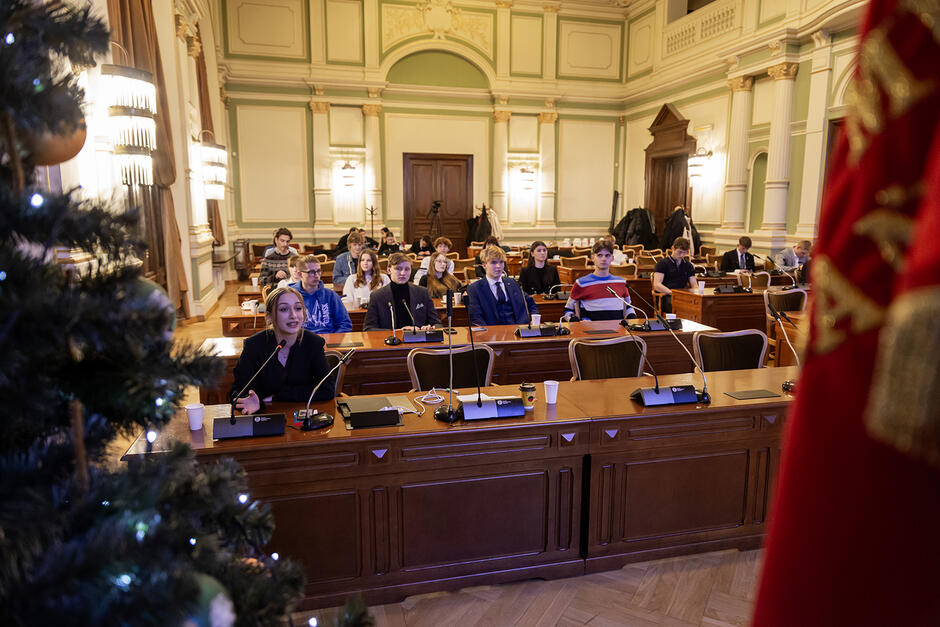 Sala obrad Młodzieżowej rady Miasta Gdańska. W ławach siedzą młodzi radni.