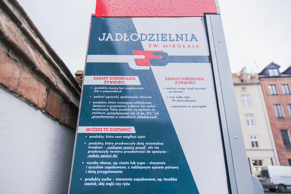 na zdjęciu fragment lodówki z napisem jadłodzielnia