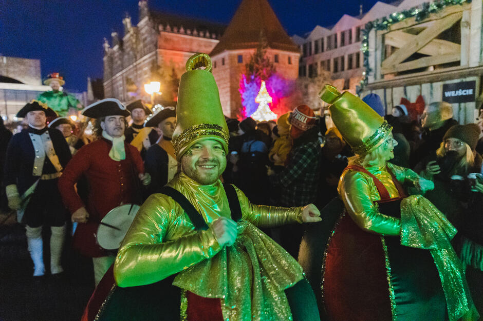 Przemarsz wielu osób przebranych w różnej stroje