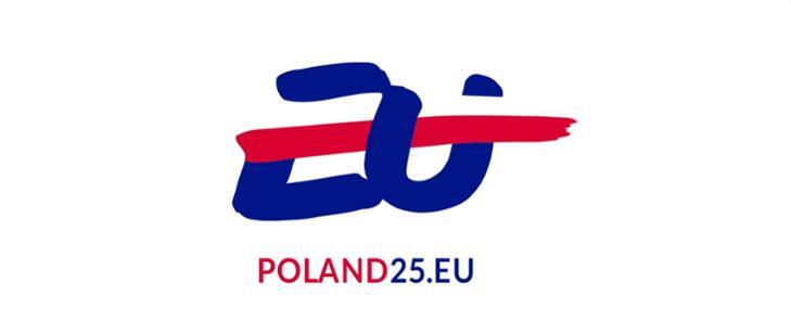 Na grafice widnieje logo nawiązujące do 25-lecia Polski w Unii Europejskiej. Dominują kolory charakterystyczne dla Polski (biały i czerwony) oraz Unii Europejskiej (niebieski). Symbol „EU” jest stylizowany, z czerwonym paskiem przecinającym litery, co może nawiązywać do polskiej flagi. Pod symbolem znajduje się adres internetowy: „POLAND25.EU” zapisany w dwóch kolorach — „POLAND” w czerwonym, a „25.EU” w niebieskim. Całość umieszczona jest na białym tle, nadając kompozycji prostotę i elegancję.