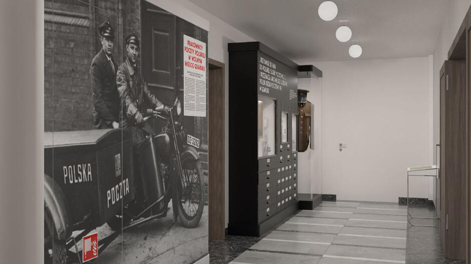 Hall muzeum ze zdjęciem na całą ścianę przedstawiającym listonoszy na motocyklu.