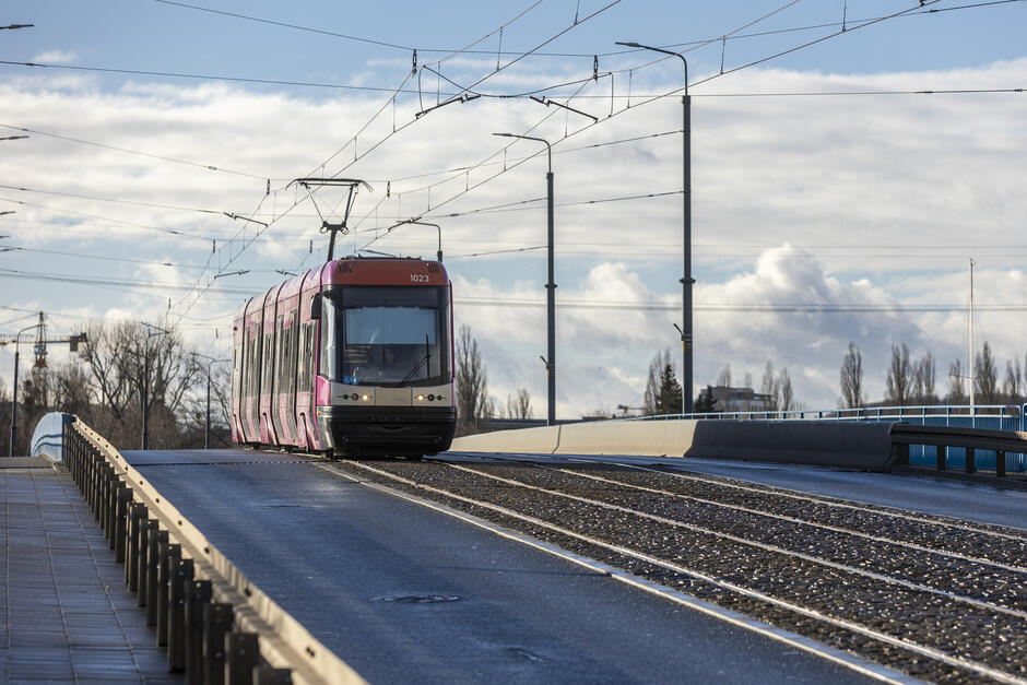 Tramwaj przejeżdżający przez most Siennicki