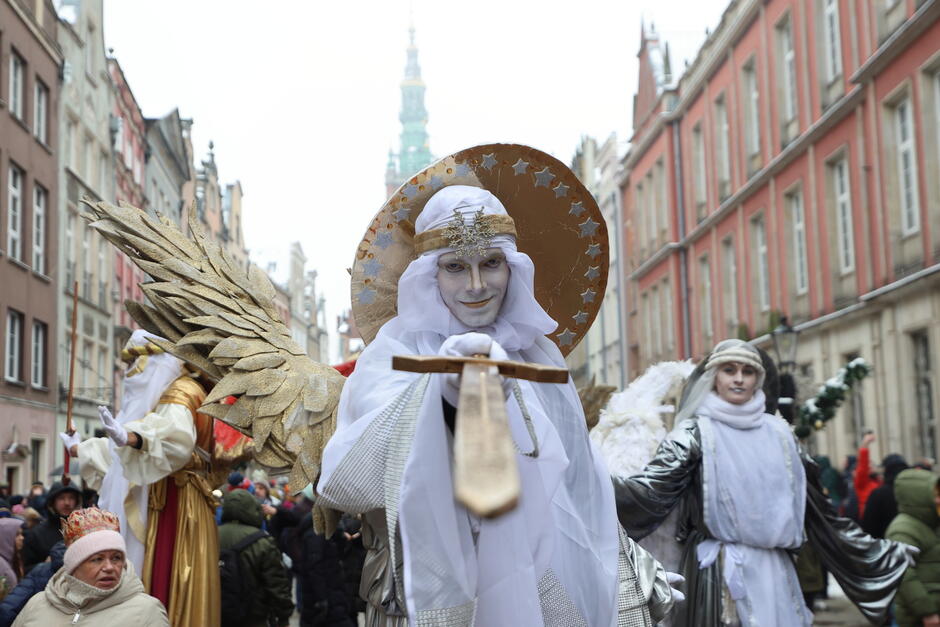 Przebierańcy, białą postać ze złotym mieczem, aureolą i skrzydłami 