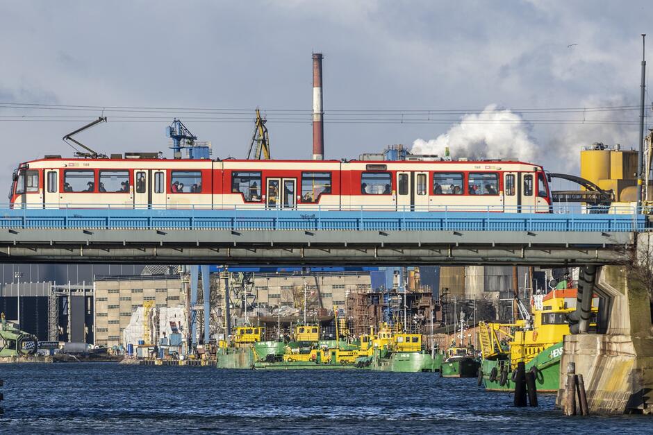 Tramwaj na moście Siennickim