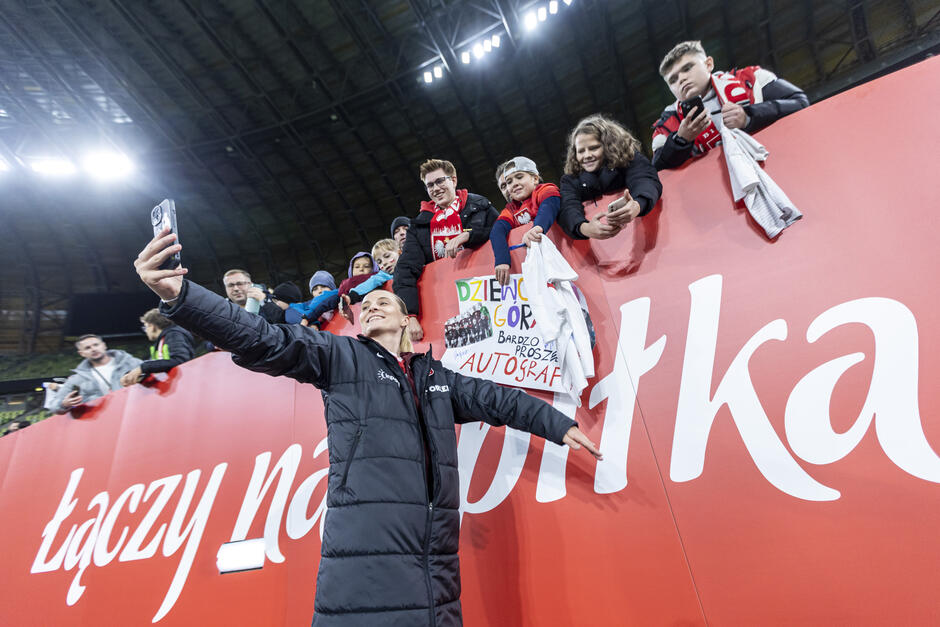 piłkarka po meczu robi selfie