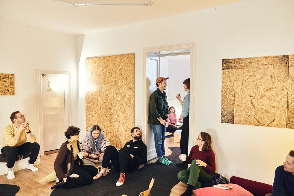 zdjęcie z "to nie jest czas na czytanie w samotności" - nowego cyklu kolektywnego czytania, organizowanego wspólnie z kompozytem, Sylwią Bruną. Autorem jest Jan Rusek