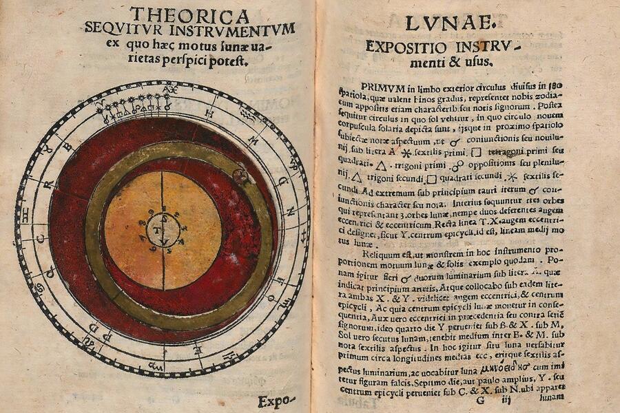 Ilustracja przedstawia diagram astronomiczny z dzieła opisującego ruchy Księżyca i planet, zgodnie z teoriami geocentrycznymi. Tekst objaśnia działanie instrumentu astronomicznego używanego do przewidywania faz Księżyca i pozycji planet na tle zodiaku.