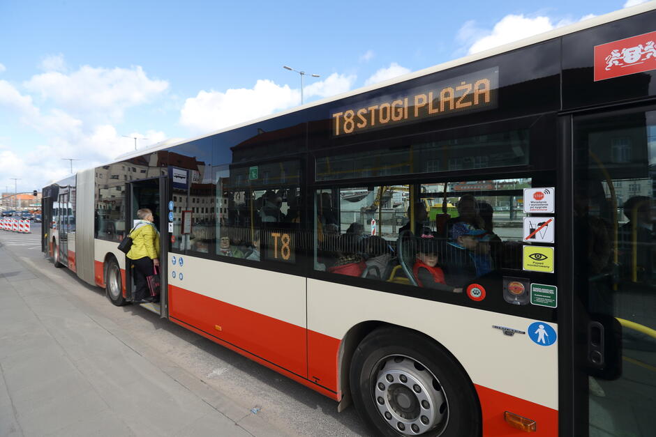 Zdjęcie burty autobusu miejskiego, na wyświetlaczu widoczny napis: T8 Stogi Plaża 