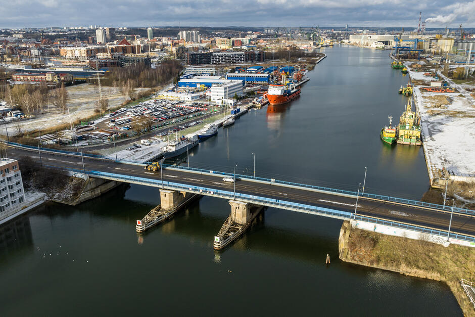 Widok z góry: rzeka, nad nią most, w tle płynący statek