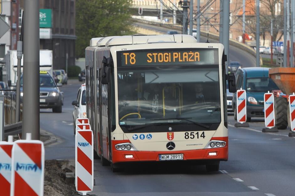 Jadący autobus miejski linii T8