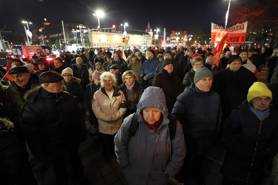na zdjęciu tłum około stu osób uczestniczących w manifestacji, w zimowych ubraniach