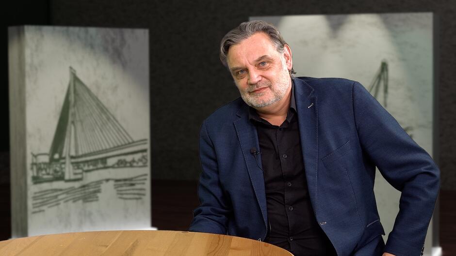 mężczyzna w niebieskiej marynarce