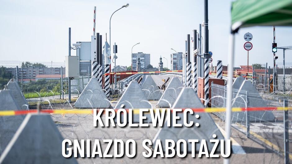 Zdjęcie przedstawia zasieki i betonowe szykany drogowe na przejściu granicznym z Rosją. Na tym tle napisane białymi literami: Królewiec gniazdo sabotażu