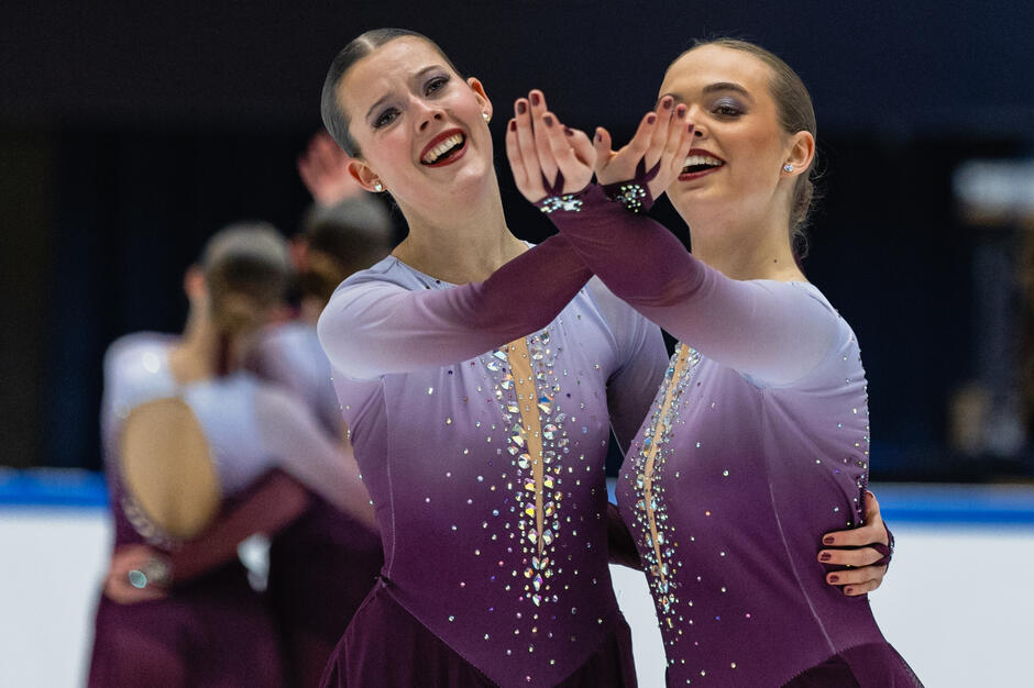 Dwie kobiety w strojach tanecznych stoją obok siebie 