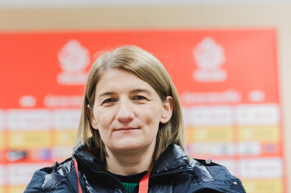 kobieta patrzy w obiektyw