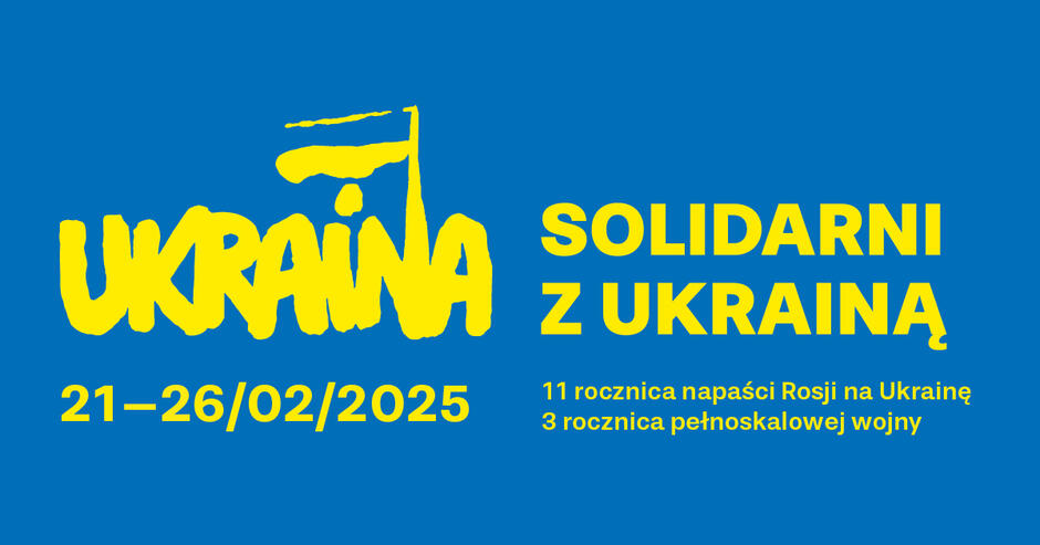 Plakat solidarnościowy z Ukrainą o tle w intensywnym niebieskim kolorze, nawiązującym do barw ukraińskiej flagi. W centralnej części widnieje napis: UKRAINA – wykonany żółtą, odręczną czcionką, przypominającą graffiti. Nad literą I umieszczona jest mała stylizowana flaga Ukrainy.
Po prawej stronie dużymi, pogrubionymi, żółtymi literami znajduje się hasło:
SOLIDARNI Z UKRAINĄ – podkreślające wsparcie dla Ukrainy.
Niżej podane są daty wydarzenia:
21–26/02/2025 – w żółtym kolorze, wyróżniającym się na niebieskim tle.
Na dole plakatu, mniejszą żółtą czcionką, podano kontekst:
11 rocznica napaści Rosji na Ukrainę
3 rocznica pełnoskalowej wojny
Cały plakat utrzymany jest w barwach narodowych Ukrainy (niebieski i żółty), co symbolizuje solidarność i wsparcie dla narodu ukraińskiego. Stylistyka jest prosta, mocna i wyrazista, podkreślająca powagę okazji.