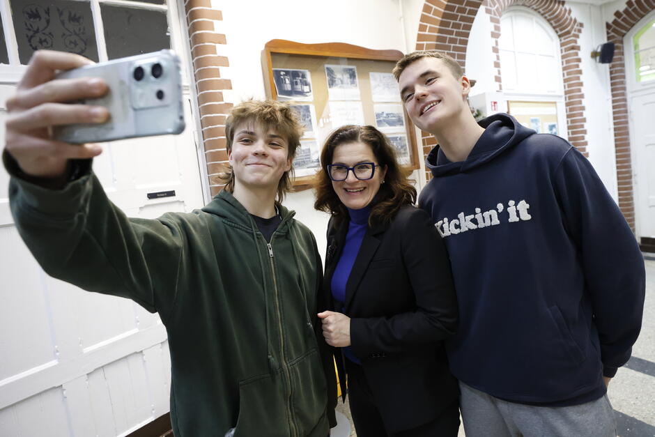 ludzie robią sobie selfie