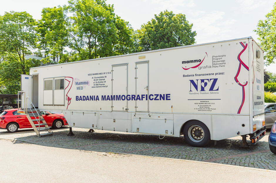 duża biała ciężarówka z napisem badania mammograficzne