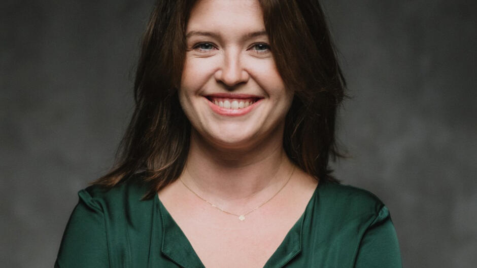 kobieta się śmieje