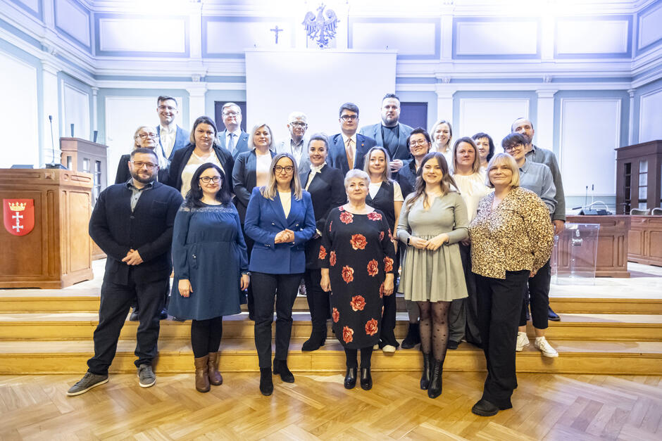 na zdjęciu kilkanaście osób ustawionych w trzech rzędach